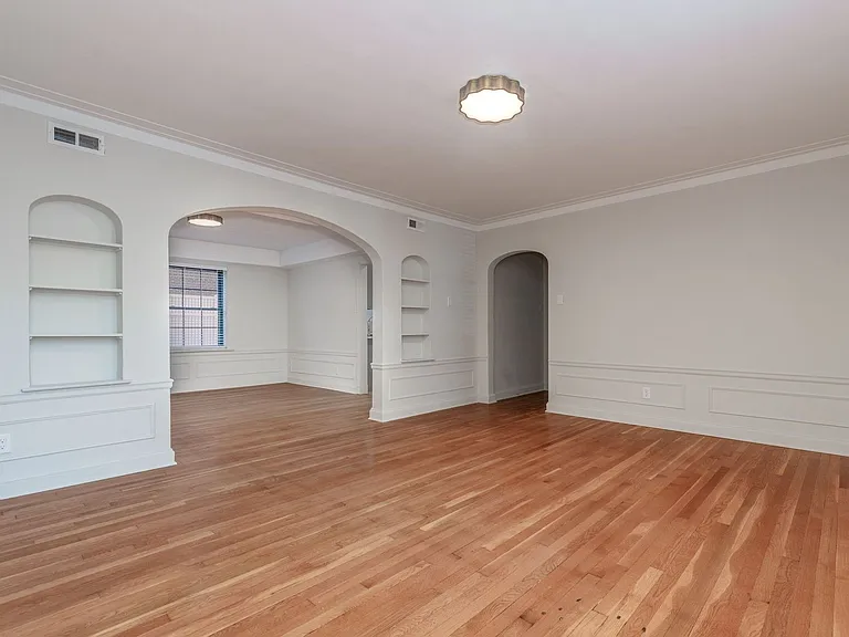7570 Oxford Dr — Photo 2