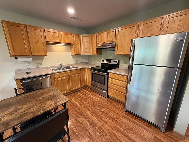 635 E Dayton St — Photo 4
