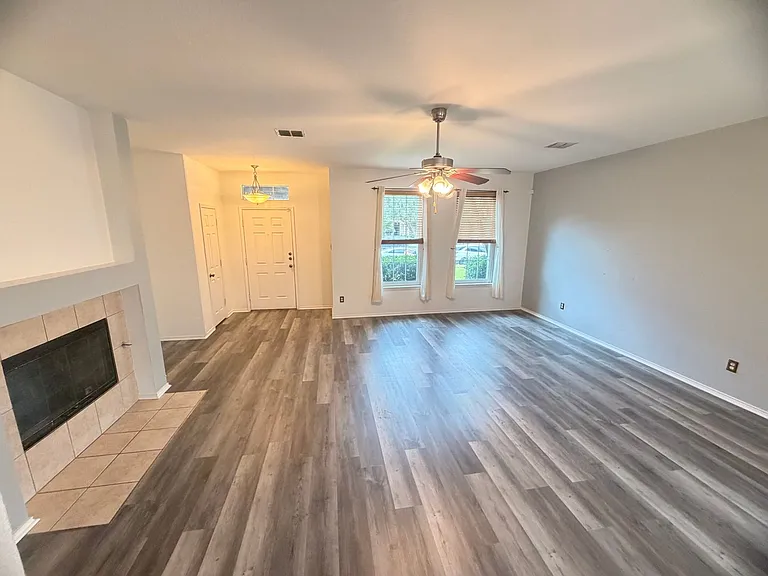2905 Hudson Xing — Photo 4
