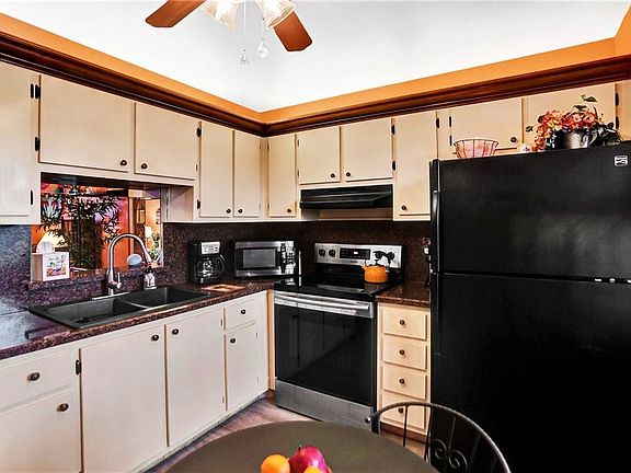 4th image of 325 SE 11th Terrace #301