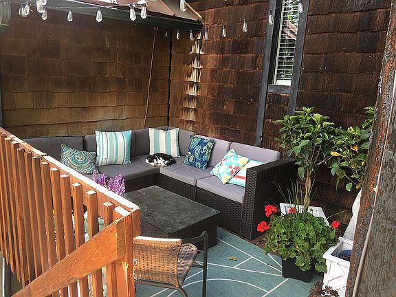 Deck sitting area 