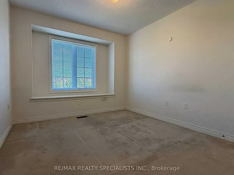 3273 Stoney Cres — Photo 6