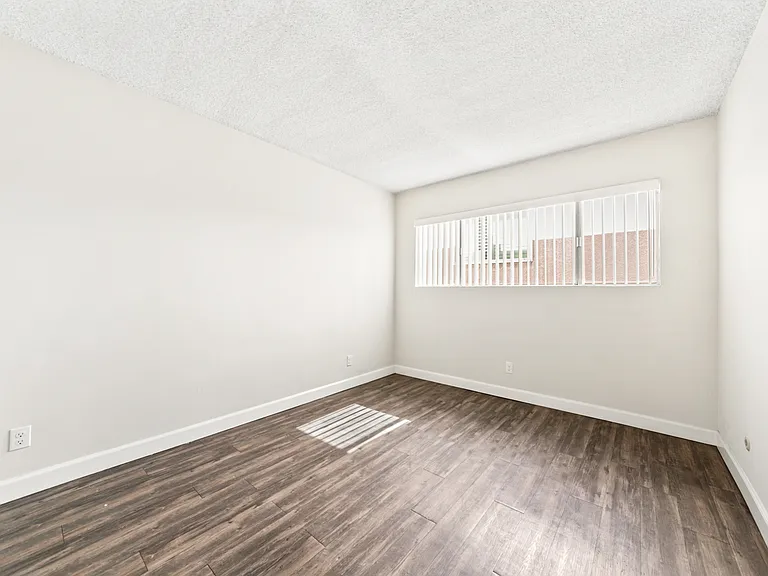 13505 Burbank Blvd #2 — Photo 14