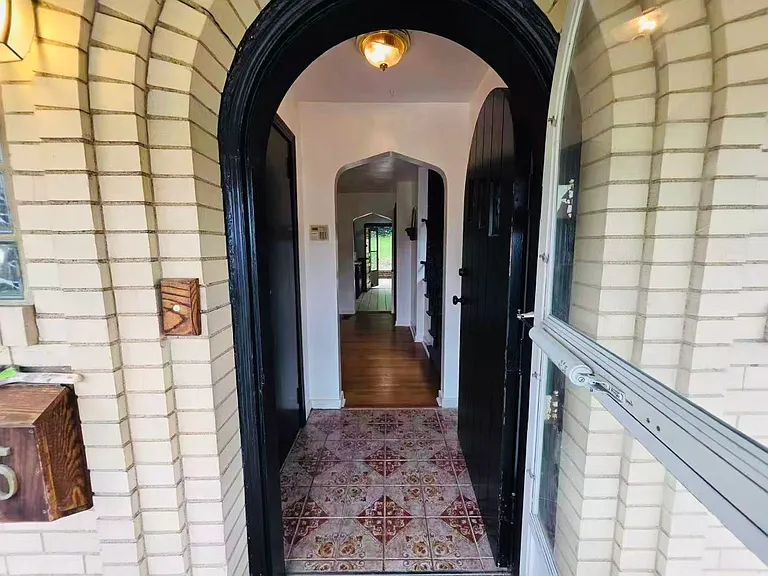 915 Liberty St — Photo 6