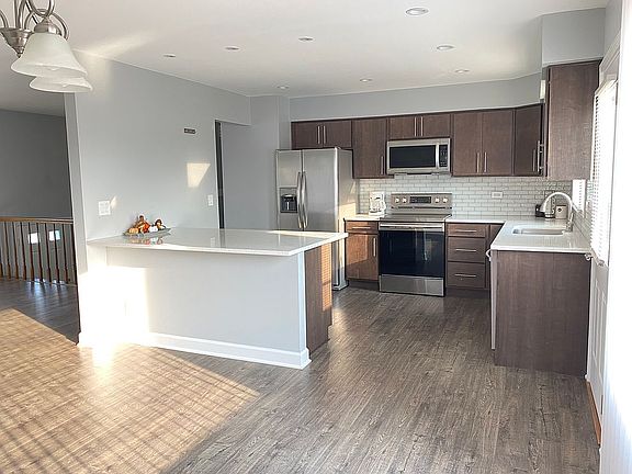 4th image of 264 Longridge Dr