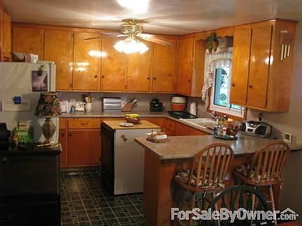 LOTS of Kitchen Cabinets!