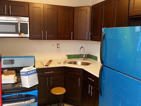 3rd image of 869 Jefferson Ave #2