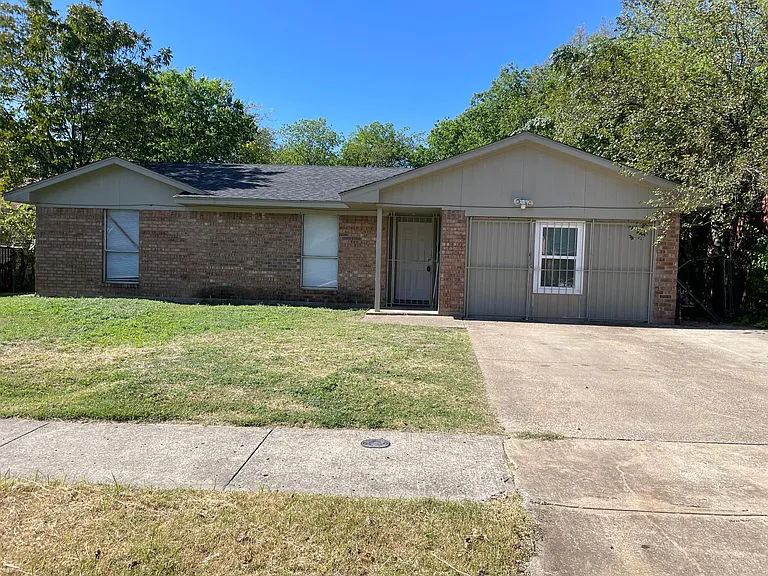 2723 Kellogg Ave — Photo 1