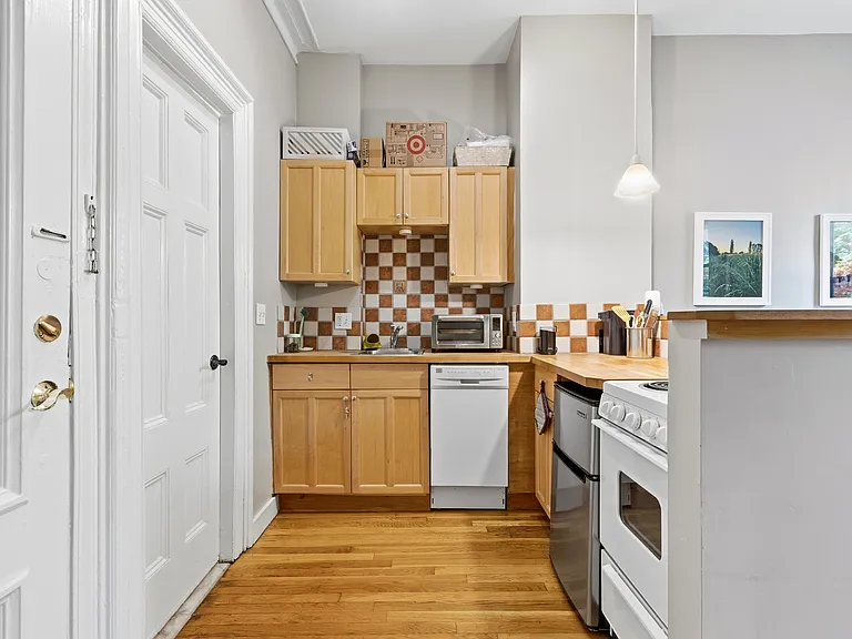 3 Saint Charles St #4 — Photo 7