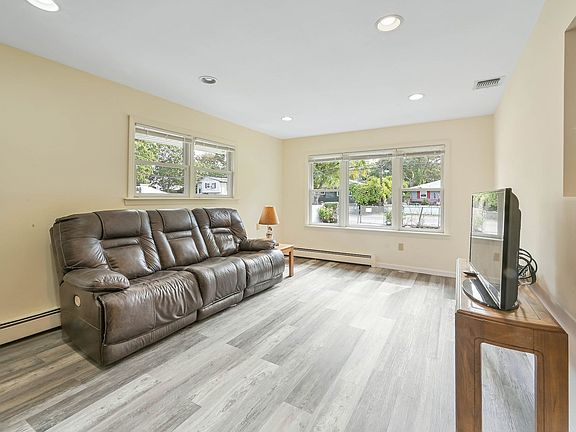 4th image of 29 Brushwood Dr