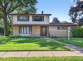 2882 Fairhaven Rd, Davenport, IA 52803