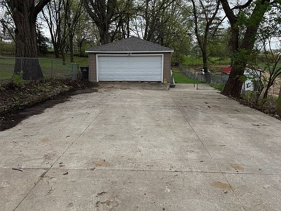 2nd image of 1443 Pioneer Rd