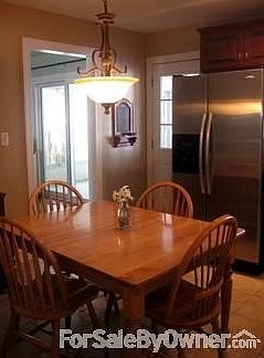 Eat-in kItchen with stainless appliances
						:
						Floors are ceramic tile