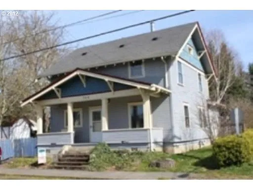 709 Oak St photo 1