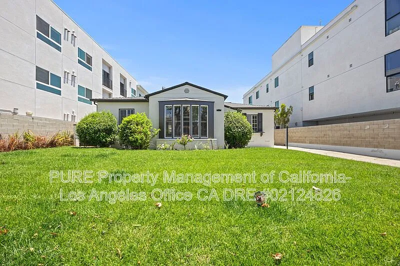 3 bed, 1.5 bath, 1570 sqft, $5,495 — Photo 2