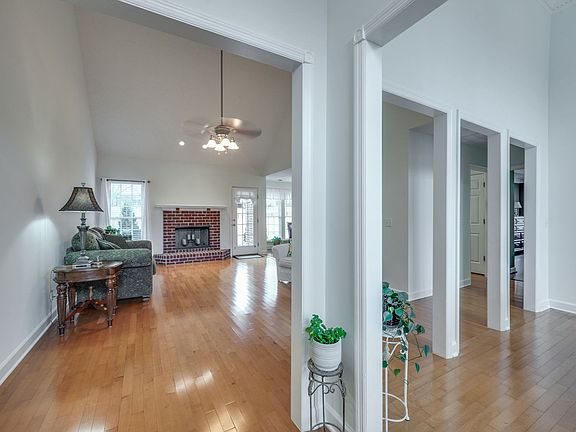 5th image of 419 Fieldstone Dr