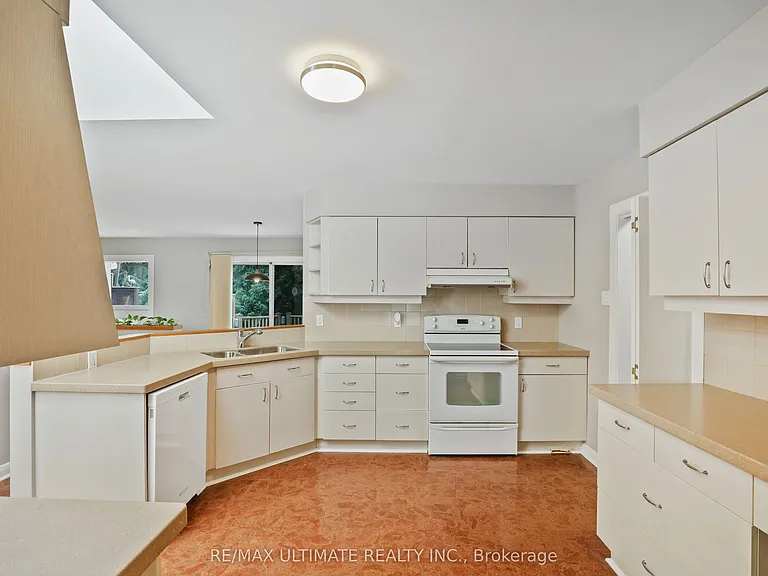 121 Elvaston Dr — Photo 7