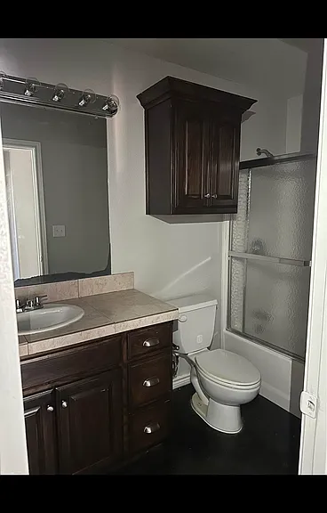 725 E Locust St — Photo 5