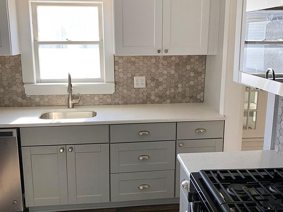 4th image of 2089 Carabel Ave