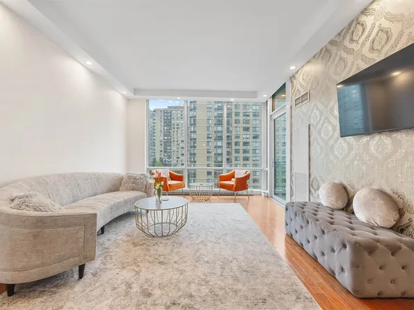 20 Newport Parkway image 4 of 19