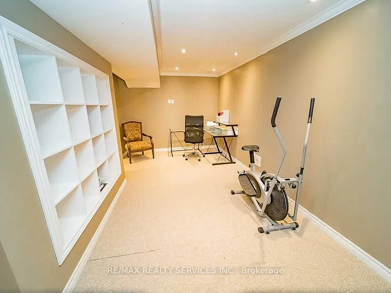 993 Huffman Cres — Photo 17