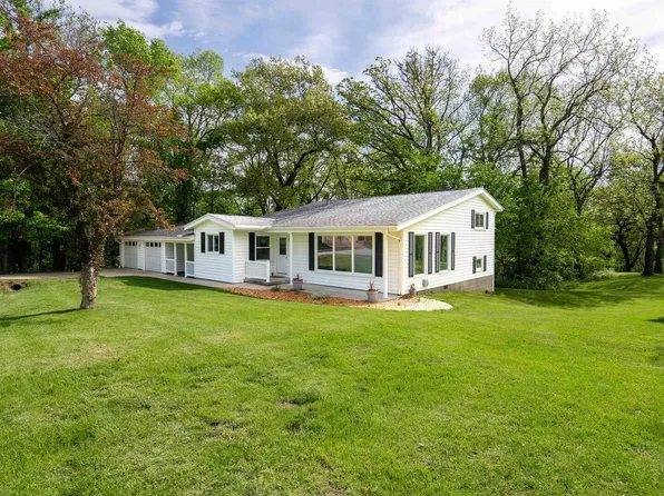 8 Forestview Dr, Coal Valley, IL 61240