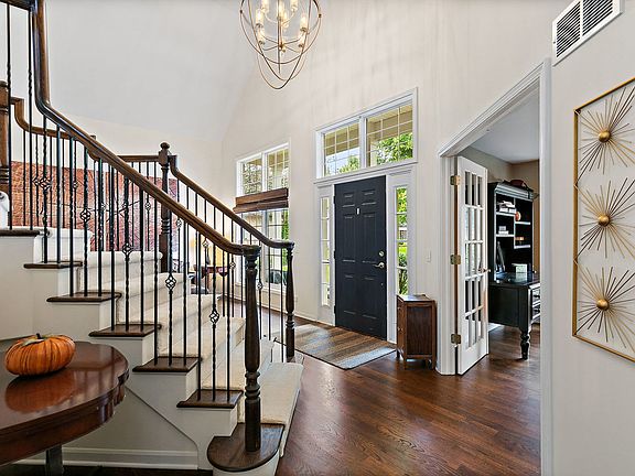 2nd image of 11 Lake Ridge Ct