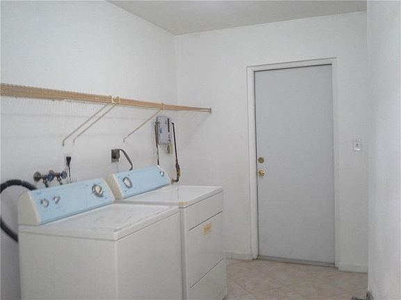 4th image of 10221 NW 36th St
