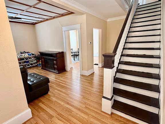 3rd image of 521 Roxbury St