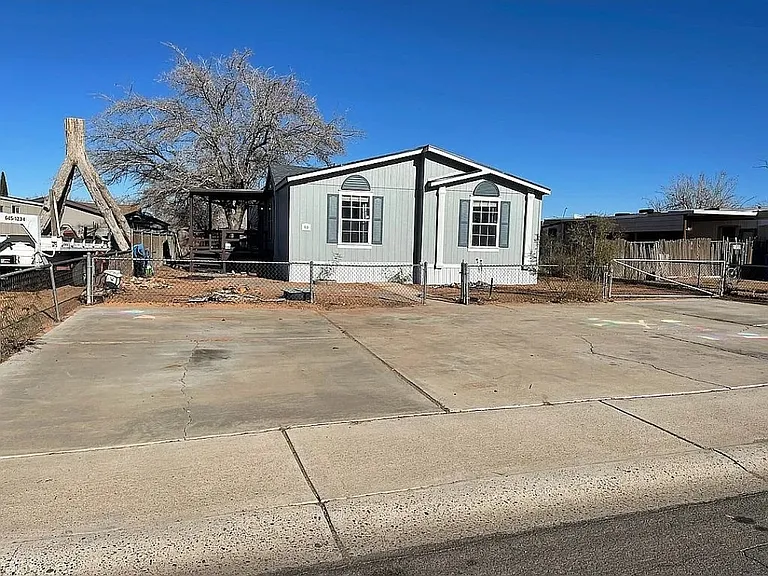 90 Thunderbird Ave — Photo 1