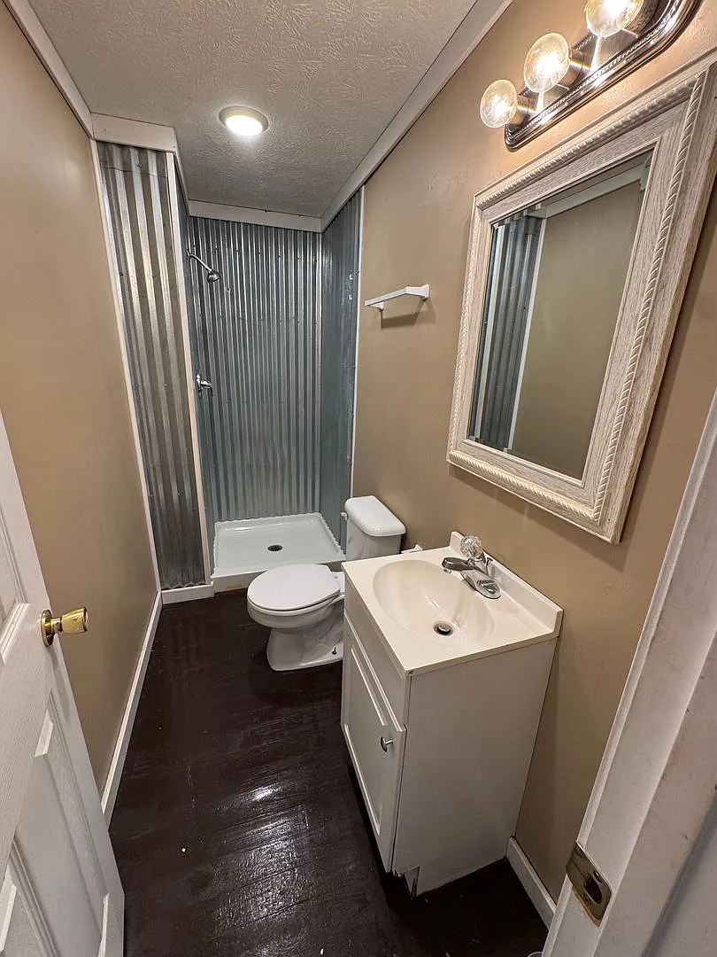 717 Washington St **Move In Special** — Photo 3