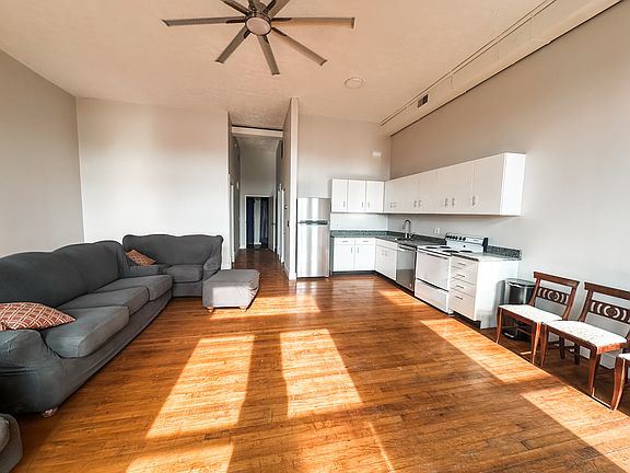 2nd image of 960 Kenmore Blvd #302