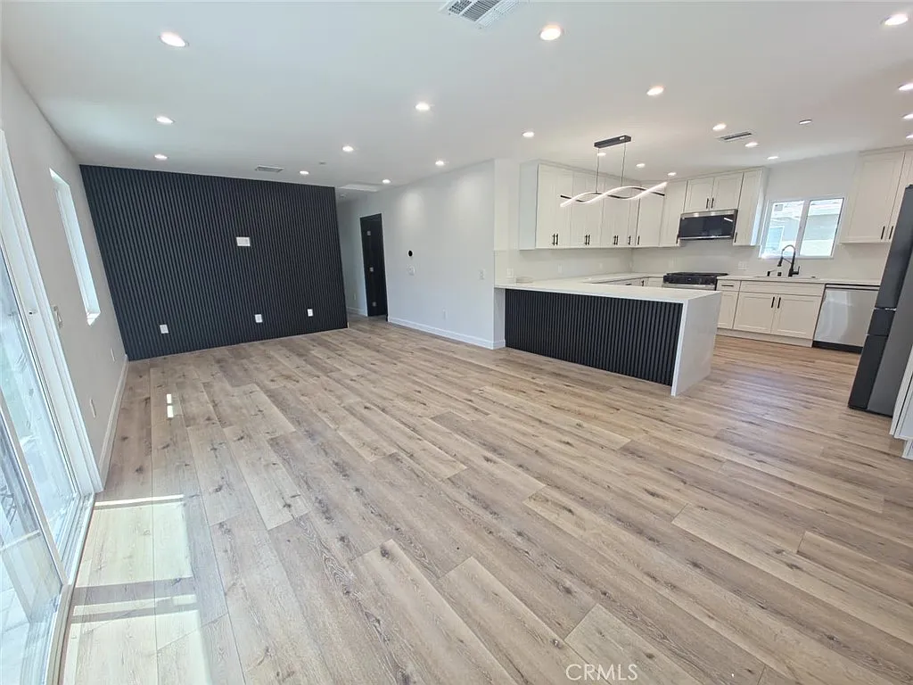 3 bed, 1600 sqft, $3,999 — Photo 2