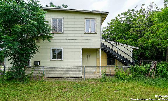 3rd image of 118 Compton Ave