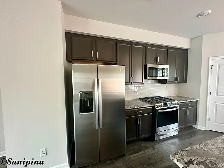 Energy efficient stainless steel appliances including gas cooktop, microwave and wall oven
GE_ Profile dishwasher
Stainless steel double bowl sink
USB charging outlet
Timberlake_ cabinets with 42" upper cabinets
Large kitchen island with Silestone_ Granit