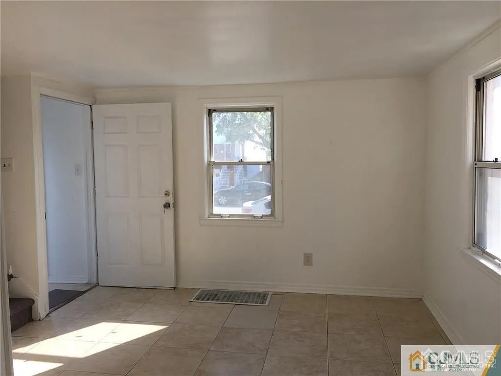 2 bed, 1.0 bath, 1700 sqft, $2,300 — Photo 2