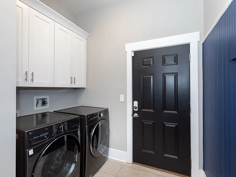 Mudroom w/closet and cabinets