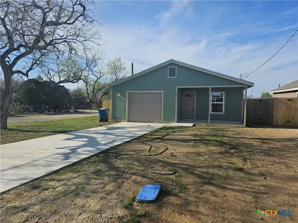 800 S 6th St, Nixon, TX 78140