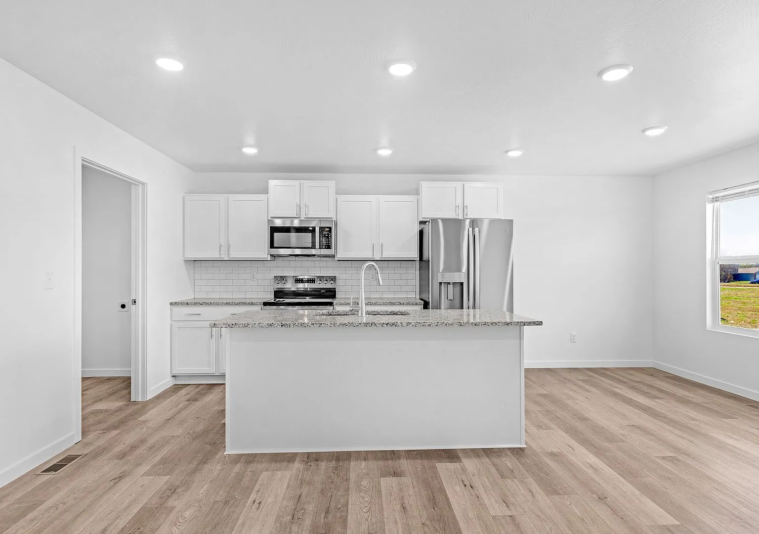 Nearly NEW home in Willard! — Photo 3