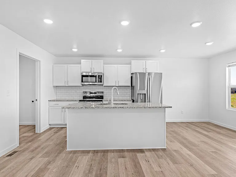 803 Lambert Cir — Photo 3