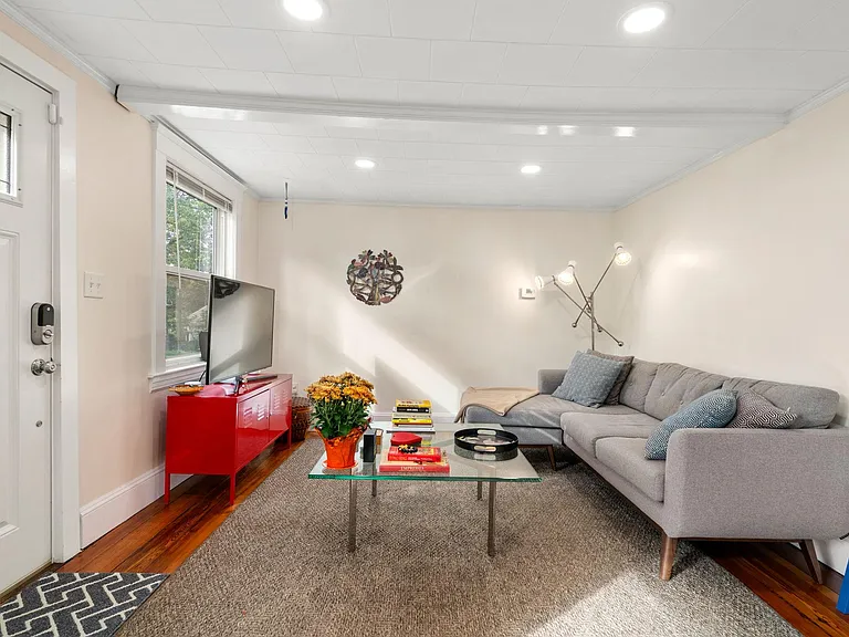 18 Winslow Rd — Photo 3