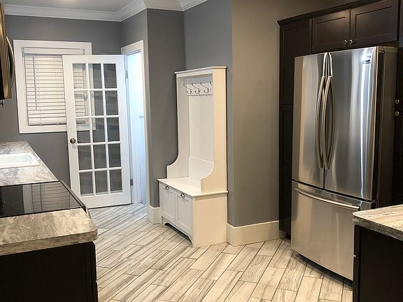 4th image of 214 Gratiot Ct