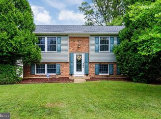 102 Red Oak Ln, Sterling, VA 20164