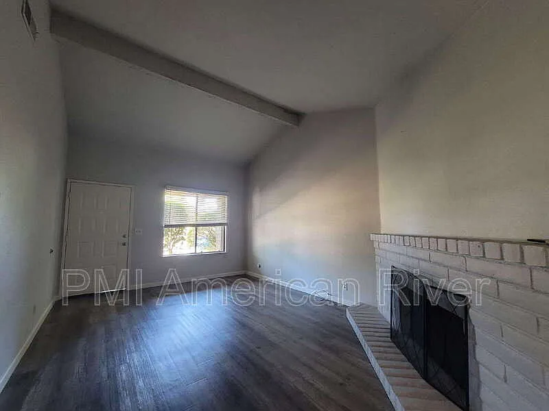 2 bed, 1.0 bath, 904 sqft, $1,775 — Photo 3