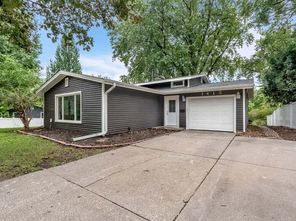 1415 Fairlane Dr, Bettendorf, IA 52722