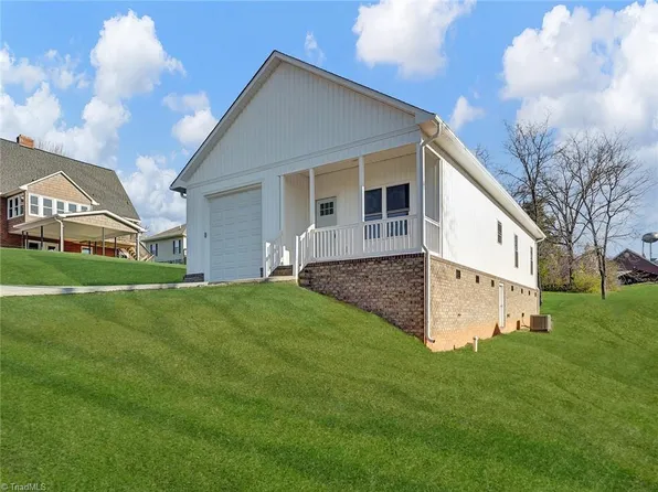 205 Dodson St, Pilot Mtn, NC 27041