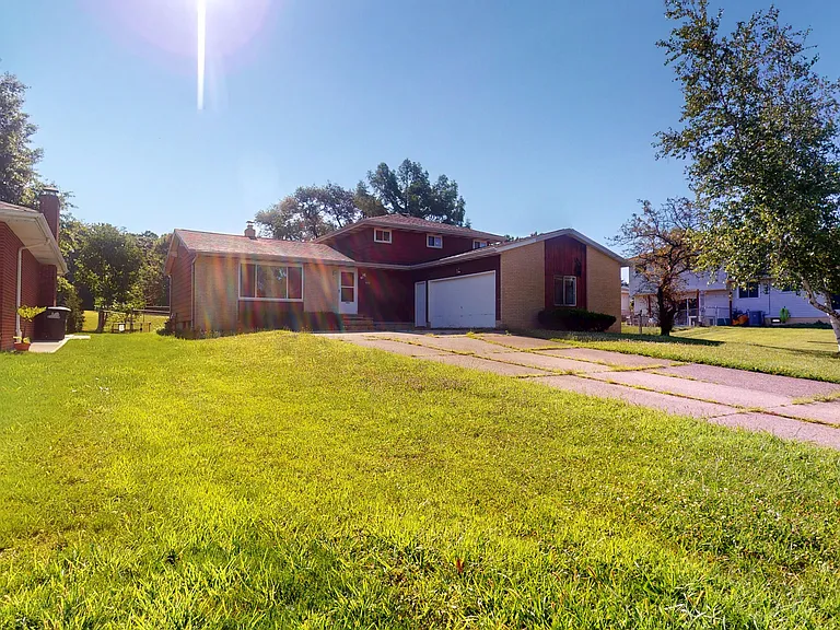 1159 Mulberry Ln — Photo 3