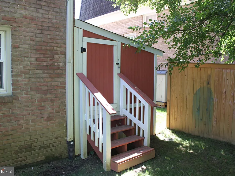 1214 Colonial Rd — Photo 23
