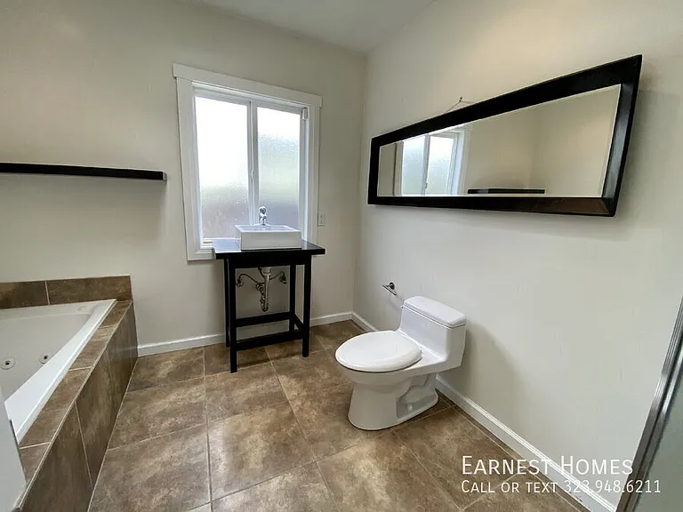 2577 S Bundy Dr — Photo 19