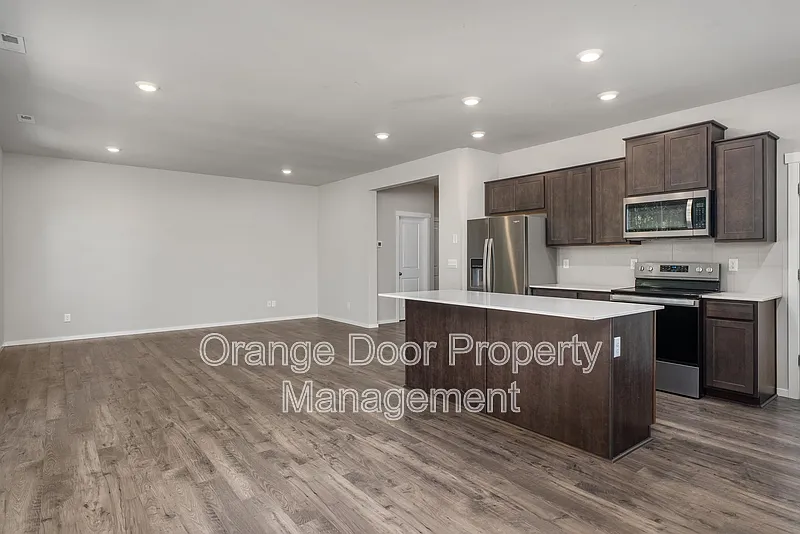 4 bed, 2.5 bath, 2500 sqft, $3,300 — Photo 4